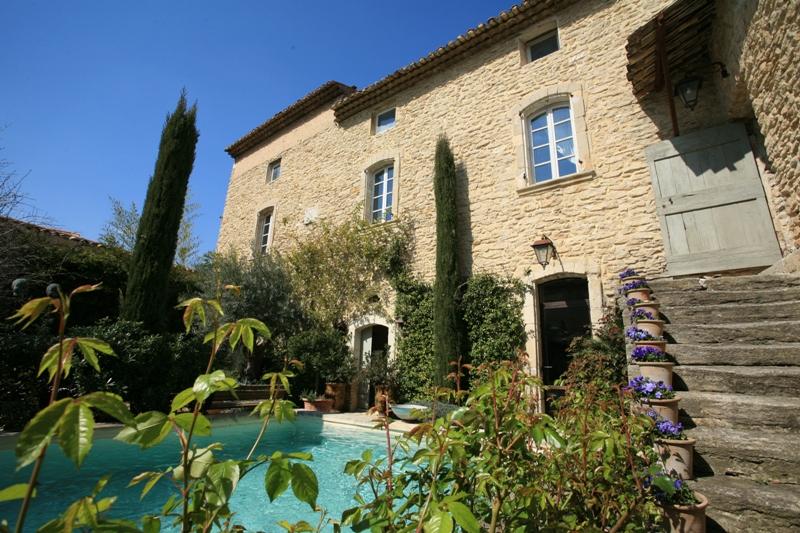 Maison de village de caractère en Luberon avec cour fermée et piscine